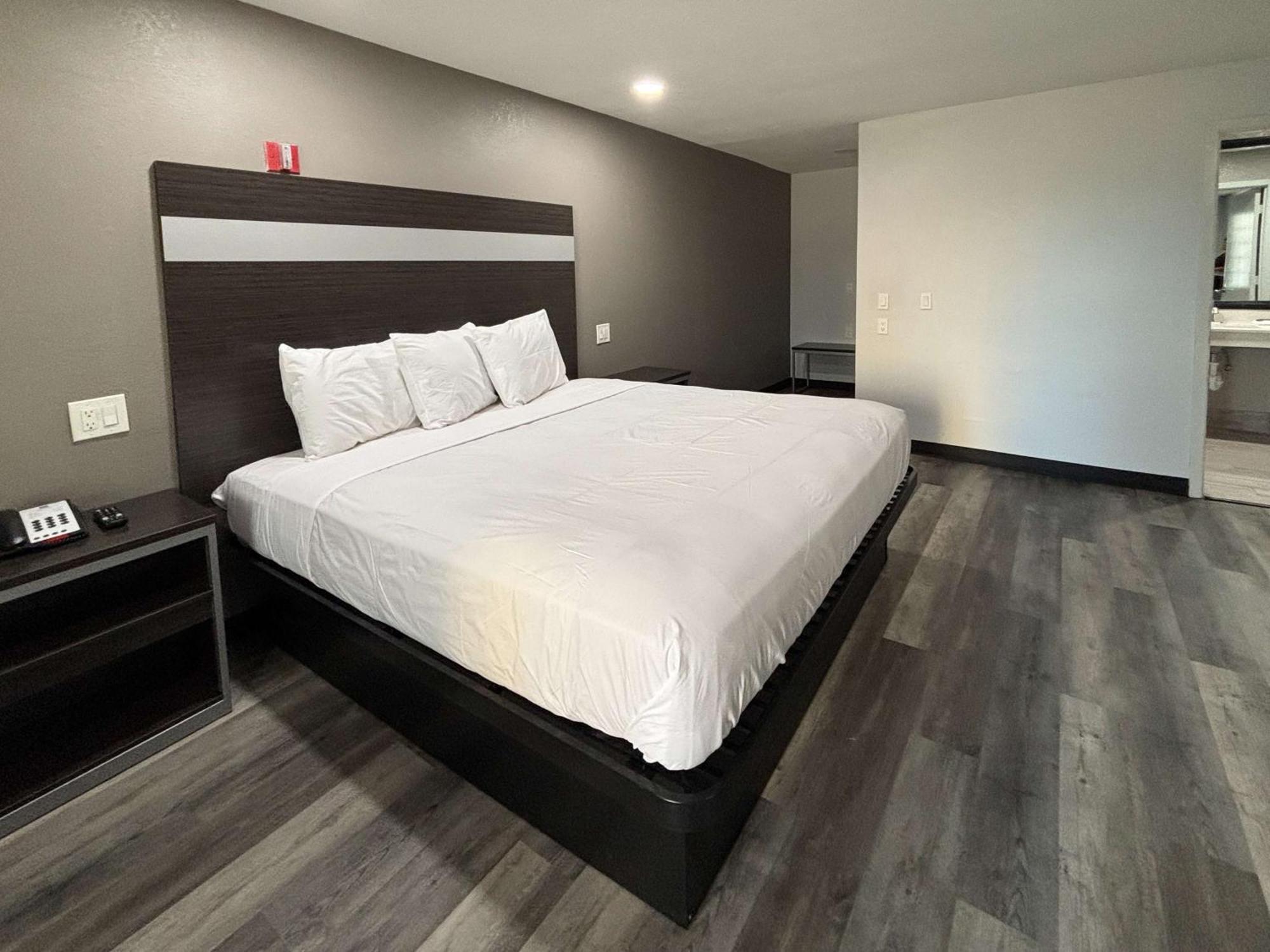 Hotel 6 La Porte, Tx